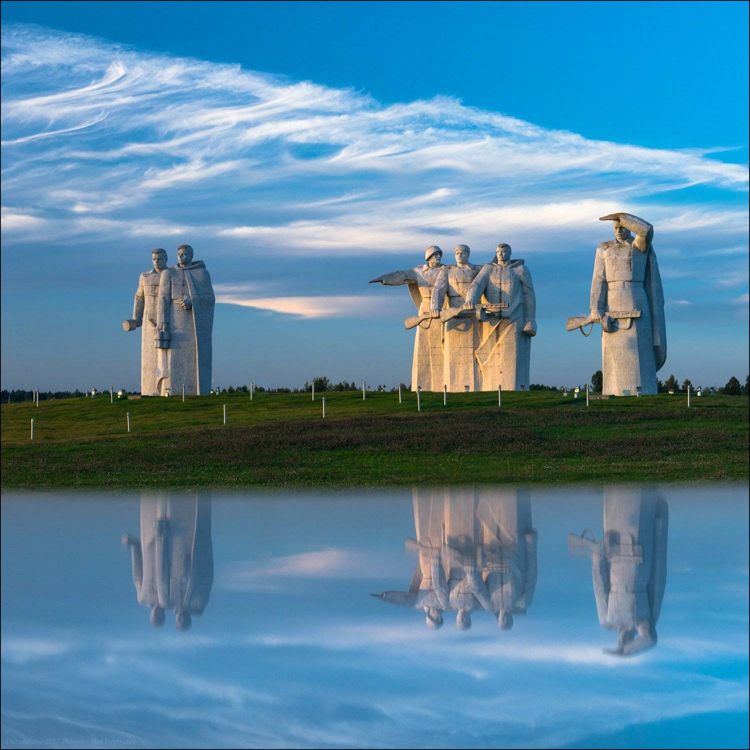Россия. Дубосеково. Мемориал Героям-Панфиловцам.. Автор: Юрий Дегтярёв Дубосеково, Волоколамск, Панфиловцы, 28 Панфиловцев, монумент, отражение, облака, солдаты, Юрий Дегтярёв