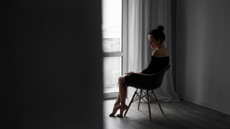 одиночество, женщина, естественный свет, свет из окна, минимализм, портрет, надежда, силуэт, тату About hopephoto preview