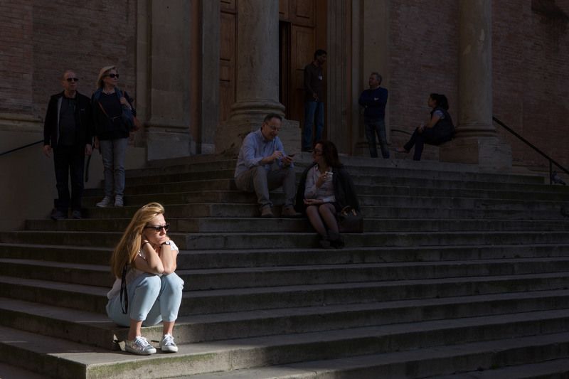 девушка, ступени, церковь, утро, свет, тень, люди, ситуация, прогулка, болонья, италия, антон селезнев На ступеняхphoto preview