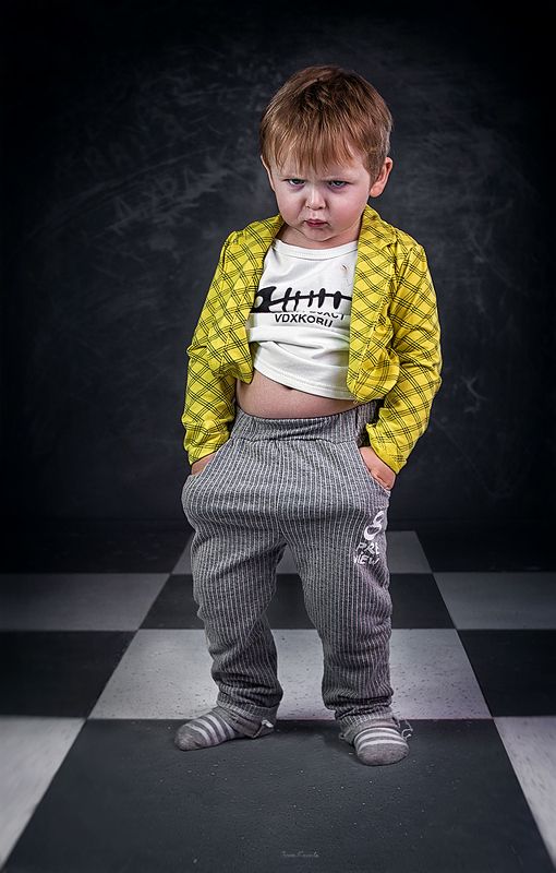 люди, мужчина, ребенок, дети, портрет, эмоции, хмурый, доска, текстура, надпись, глаза, взгляд, мальчик, студия, лицо, сарказм, фотокузница, ivankovale Добрыняphoto preview