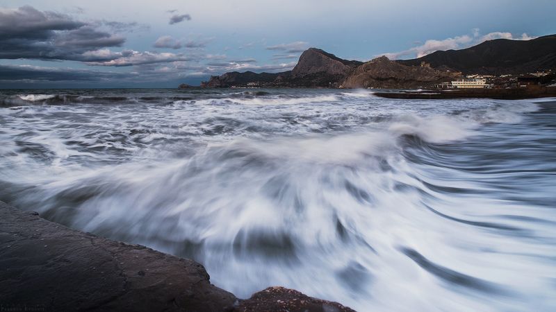 прибой море Крым Судак шторм пирс Лихо закрутилоphoto preview