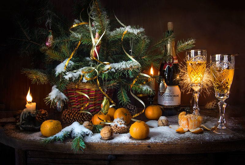 красивый новогодний натюрморт,мандарины,шампанское,бенгальские огни,орехи,ёлка,игрушки,художественное фото,искусство,творчество,людмила костюченко. С наступающим!photo preview