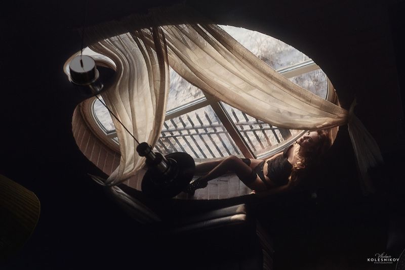 Девушка, Окно, круглое, Отражение На отражении судьбыphoto preview