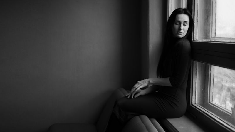 женщина, черно-белое, руки, изящность, сухоцвет, ботаника, натуральный свет, женский портрет, свет из окна Еленаphoto preview