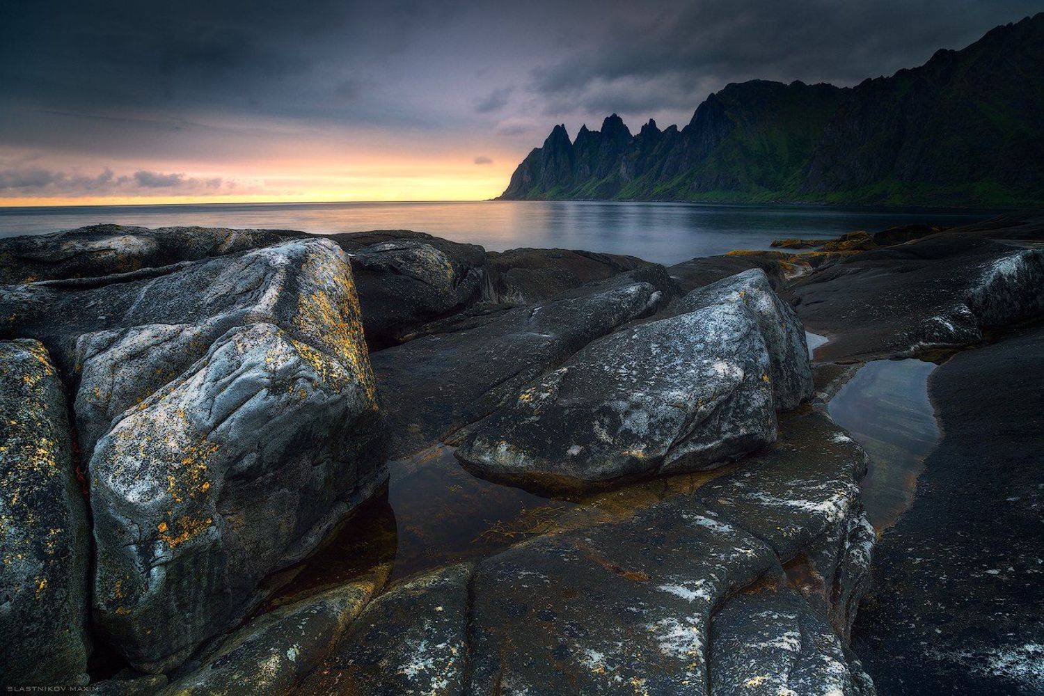 Зубы дракона. Автор: Максим Сластников Норвегия, Сенья, облака, путешествия, скалы, камни, побережье, вода, ветер, холод, север, горы, пик, трава, Norway, north, sea, sky, sunse, sunrise, explore, outdoor, scenic, mountains, peak, range, travel, trekking, Senja, Максим Сластников