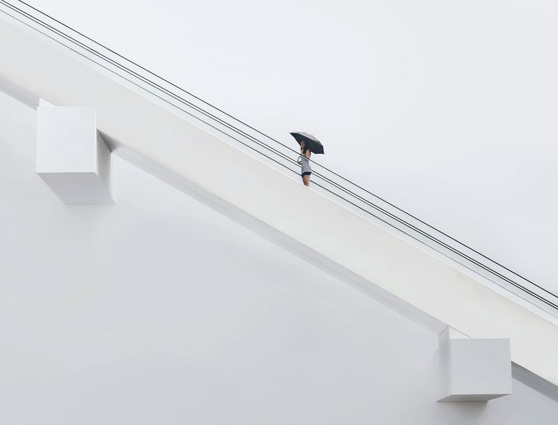 город, архитектура, девушка, зонт, минимализм Экзистенциальнаяphoto preview