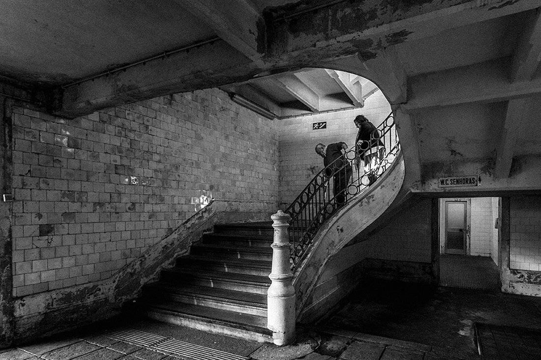 Hard days in the market. Автор: Antonio Coelho market, stairs, old, people, street, Oporto, Portugal, Antonio Coelho