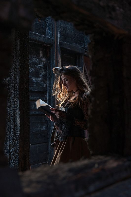 steampunk,стимпанк,гогглы,викторианская эпоха,девушка,жанр,жанровый портрет,фото,красота,girl,cool girl,книга,модель,фотосессия,платье,портрет девушки,волосы,глаза,лицо,руки,шляпка,вуаль,секси,ретро,взгляд,секси девушка,антураж,цвет,корсет,кожа,фигура,ч/б Steampunk Girlphoto preview