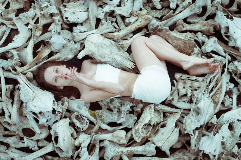 кости, девушка, черепа - тссс, это мы их убили...photo preview