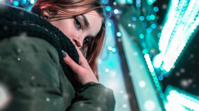 снег огни рыжая девушка холод глаза гирлянды  photo preview