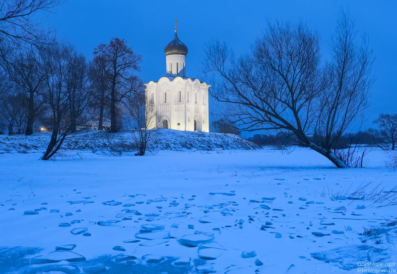 покрова на нерли,храм,церковь,боголюбово,сумерки,зима,синий,архитектура,пейзаж,снег,лёд,подсветка Зимние сумерки у храма Покрова на Нерлиphoto preview