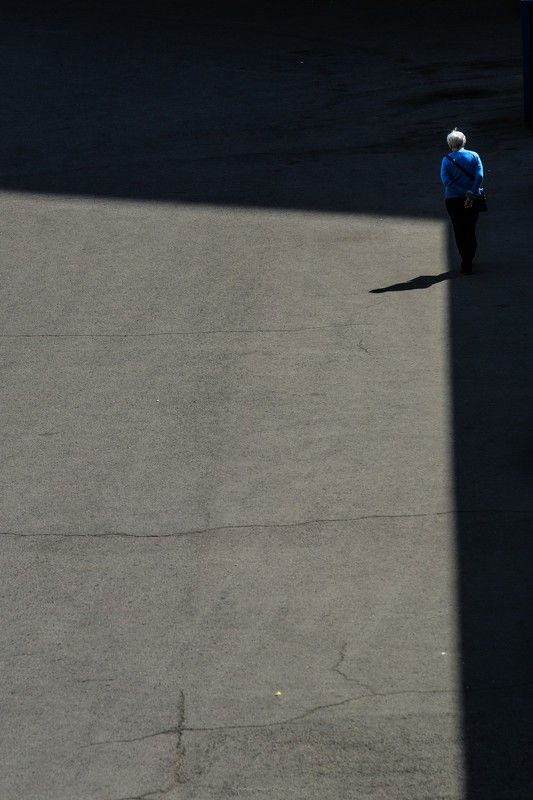 Люди, город, улица, жанр, человек, тень, свет, минимализм, цвет, синий,  ***photo preview