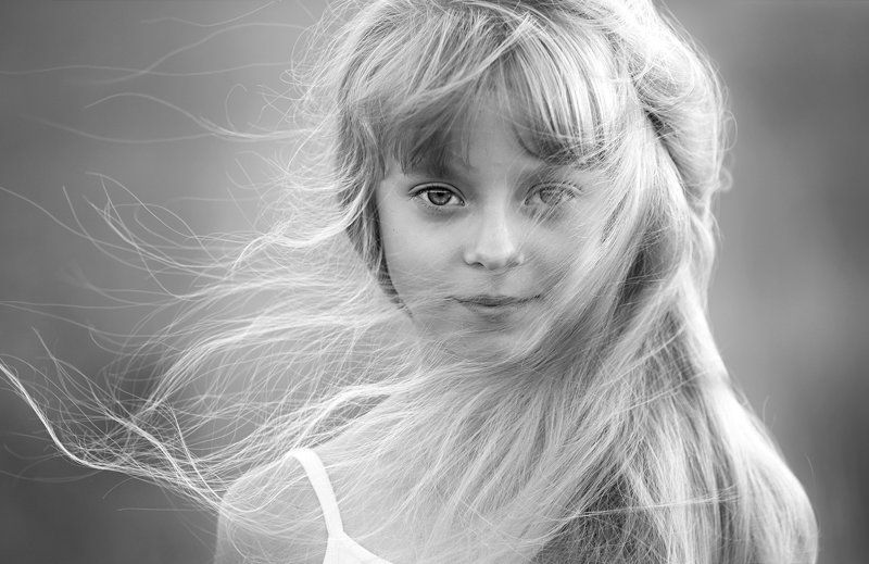 девочка, портрет, естественный свет. Колокольчик в её волосах.photo preview