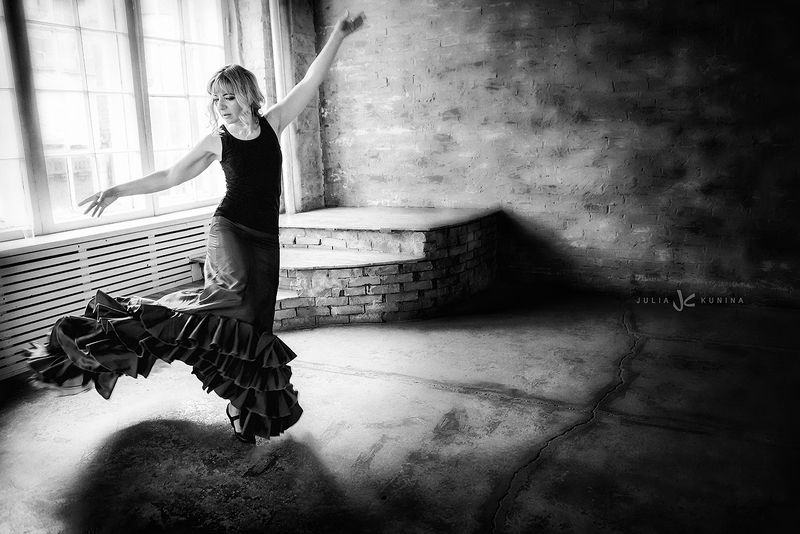 чернобелаяфотография, портрет, белый лебедь Анна - танецphoto preview