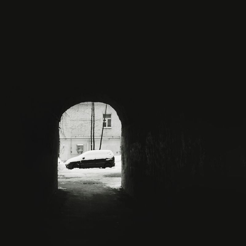 чб, черно-белое, ч/б, москва, двор, монохром, анна салтыкова, машина, арка, зима, минимализм ***photo preview