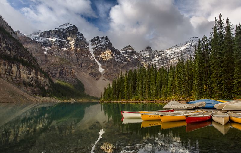 moraine, lake, canoes Причал на Морейнеphoto preview