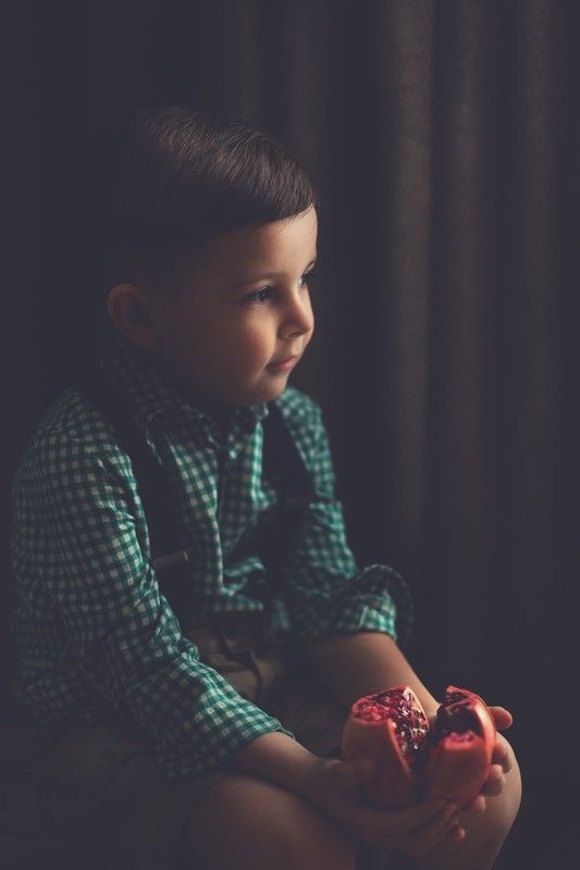 гранат, мальчик, ребенок, свет, окно photo preview