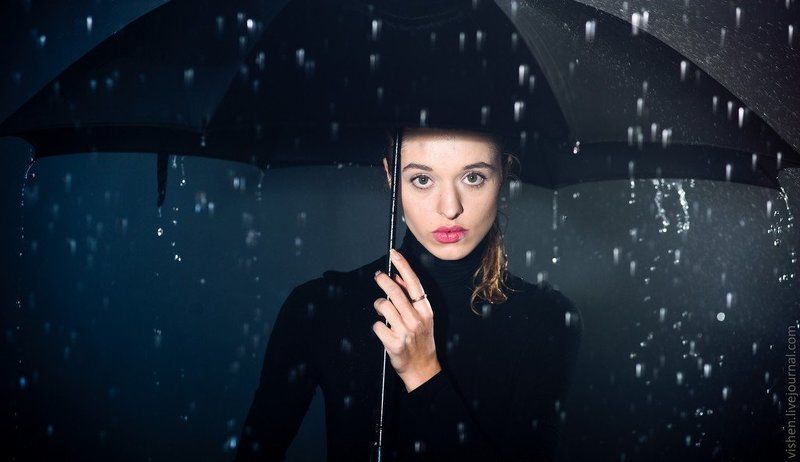 Девушка с зонтомphoto preview