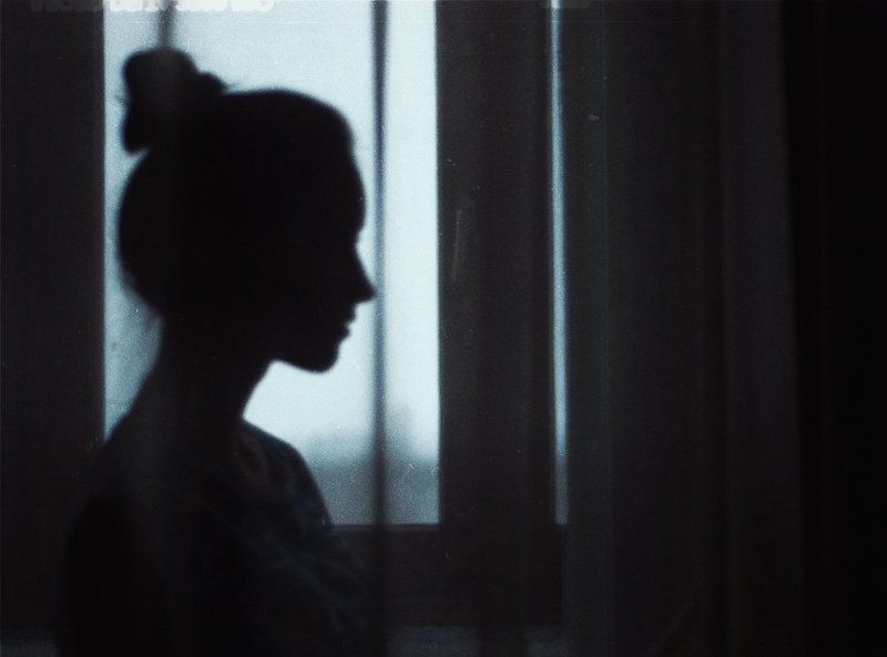 девушка, силуэт, окно, цвет, профиль Watch mephoto preview