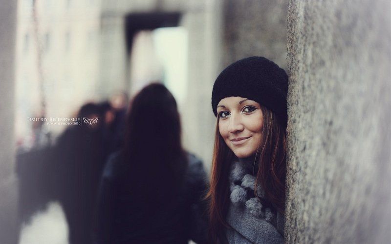 девушка, колонны, осень ReGiphoto preview