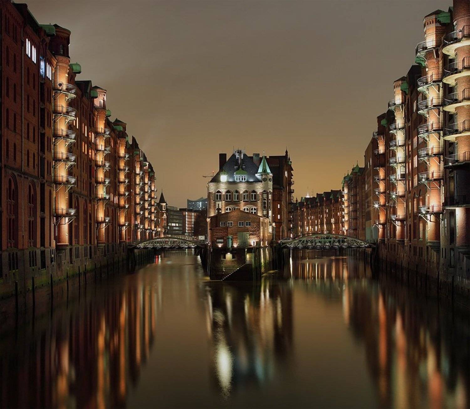 Замок на воде. Автор: Игорь Дубровский замок, вода, каналы, мосты,город, гамбург,ночь, Игорь Дубровский
