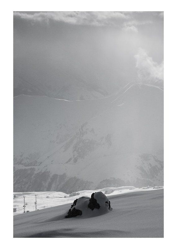 грузия, горы, гудаури Про горы, облака, одинокий камень, маленькую тучку и солнечный лучикphoto preview