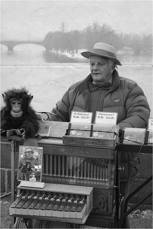 прага Про старую шарманку и обезьянкуphoto preview