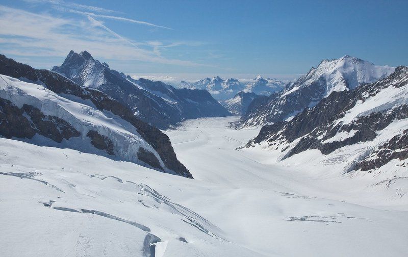 ледник Ледниковая река, снежные берегаphoto preview