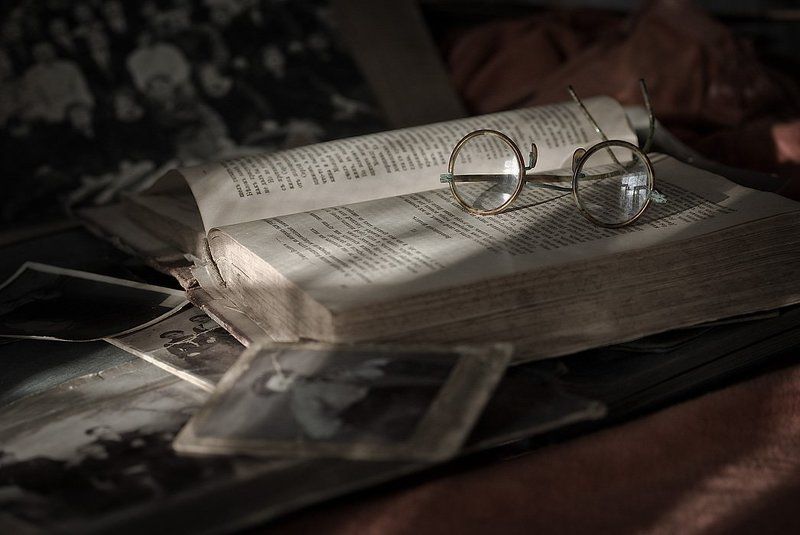 старые очки, старые книги, старые фото вне времениphoto preview