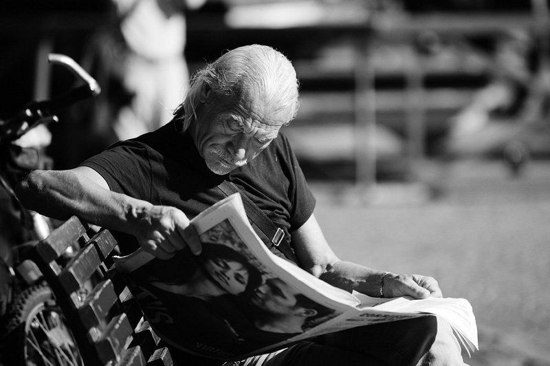 италия,верона,жанр,портрет,газета,улица ***photo preview