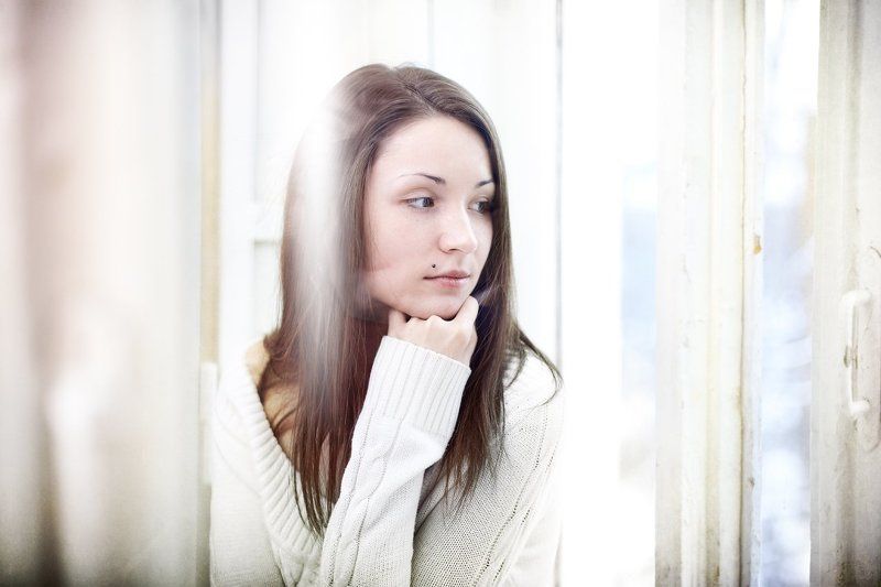 девушка, окно, розанов у окнаphoto preview