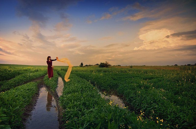 вечер, поле, девушка Вечерняя фото превью