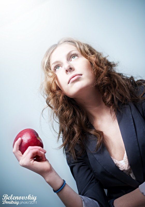 девушка, яблоко, платье, свет ***photo preview