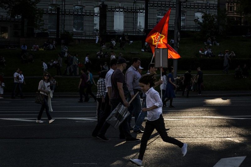 Люди, город, улица, жанр, счет, тени, цвет, красный, человек, праздник, репортаж, дорога,  ***photo preview