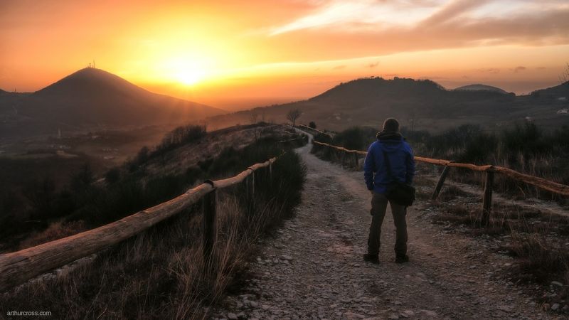 Наблюдая за закатом солнцаphoto preview