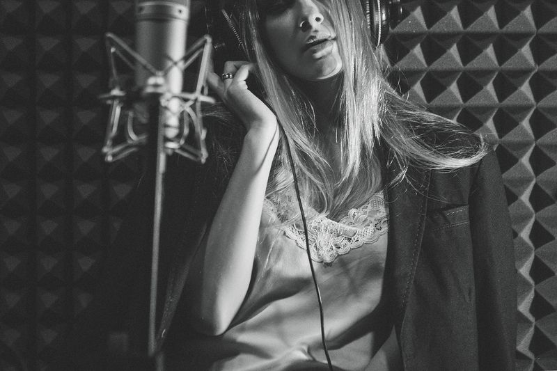 #девушка#лампа#певица Певичкаphoto preview