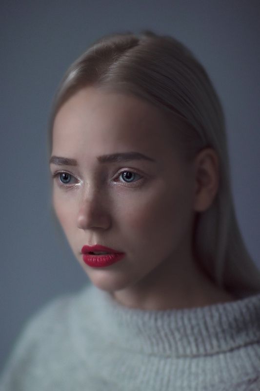 portait girl model eyes blonde bokeh grey веснушки freckles Elfiephoto preview