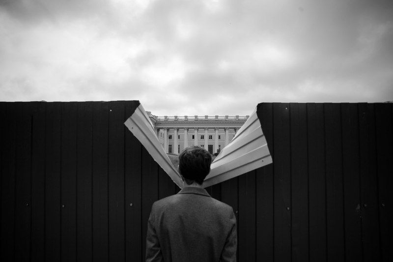 стрит, чб, забор, Пушкин, Санкт-Петербург, концепт, метафизика, дворец Прохожий наблюдает за происходящим за заборомphoto preview