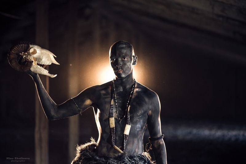 дым,  контровой свет, череп, мужчина, торс Маврphoto preview