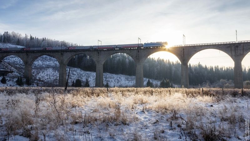 зима, снег, солнце, облака, виадук, железная дорога, поезд, поселок, пудлинговый, свердловская область Железнодорожный виадук фото превью