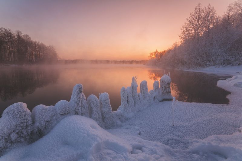 россия, подмосковье, утро, рассвет, зима, шатура, мороз, иней, пар, вода, озеро, солнце, свет, снег, небо Утро цвета персикаphoto preview