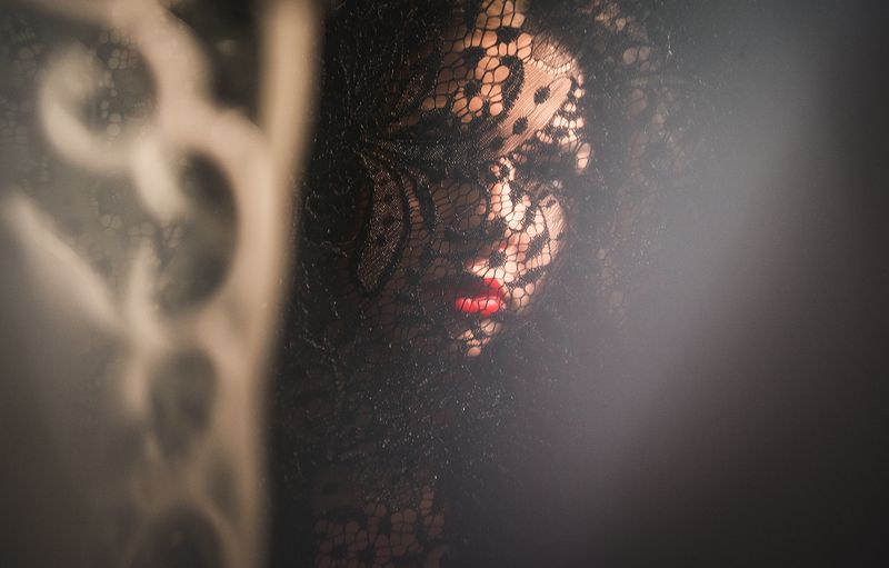 препятствие, размытие, губы, девушка, крупно, студия, пилотный свет, орнамент, серия, сказка, глубина, загадка \