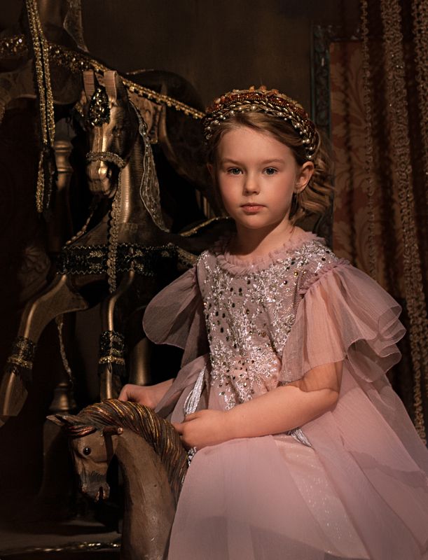 девочка, детское фото, лошадки, платье, кукла Девочка с лошадкамиphoto preview