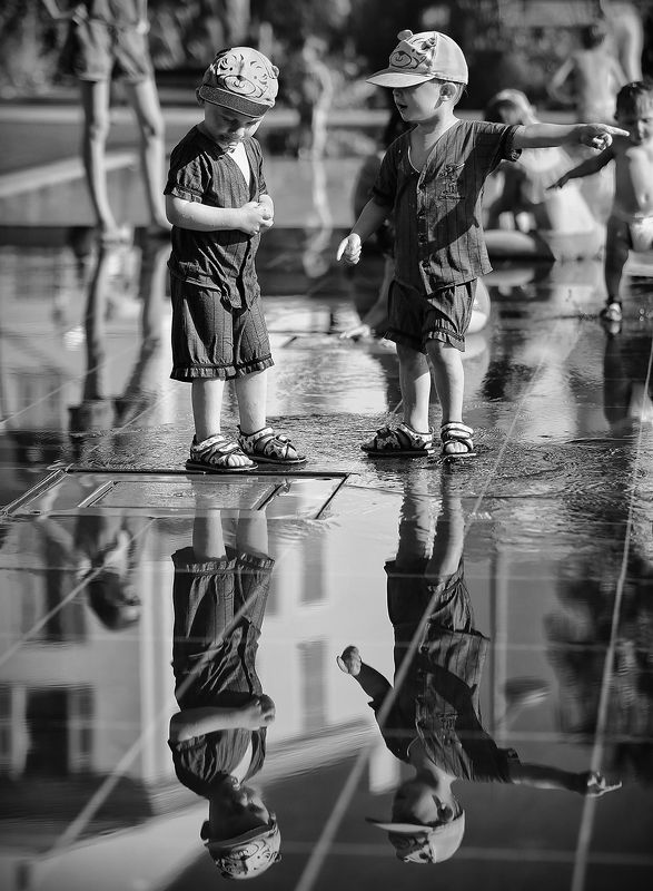 близнецы, отражение, двойняшки, вода, фонтан, лето Близнецыphoto preview