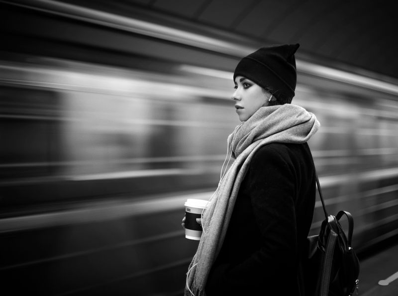 портрет, черно-белое, метро, город Будниphoto preview