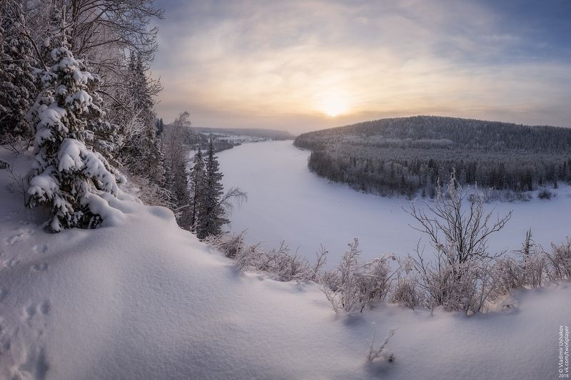 зима, снег, солнце, облака, утро, река, вишера, скала, камень говорливый, пермский край Утро на вершине скалы Камень Говорливый фото превью