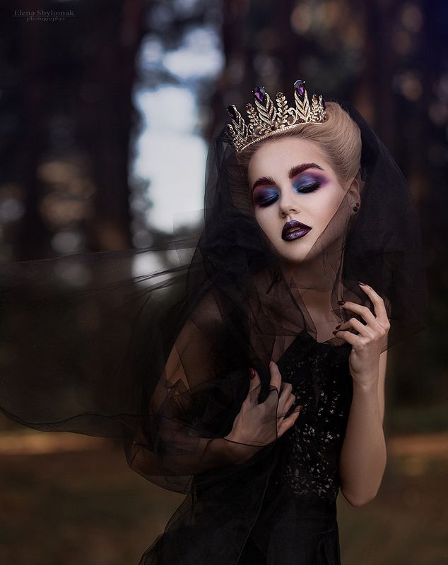 Dark Queen, темная кеоролева, мистика, сказка, кинжал, корона, черное, фея, модель. красивая девушка Dark Queenphoto preview