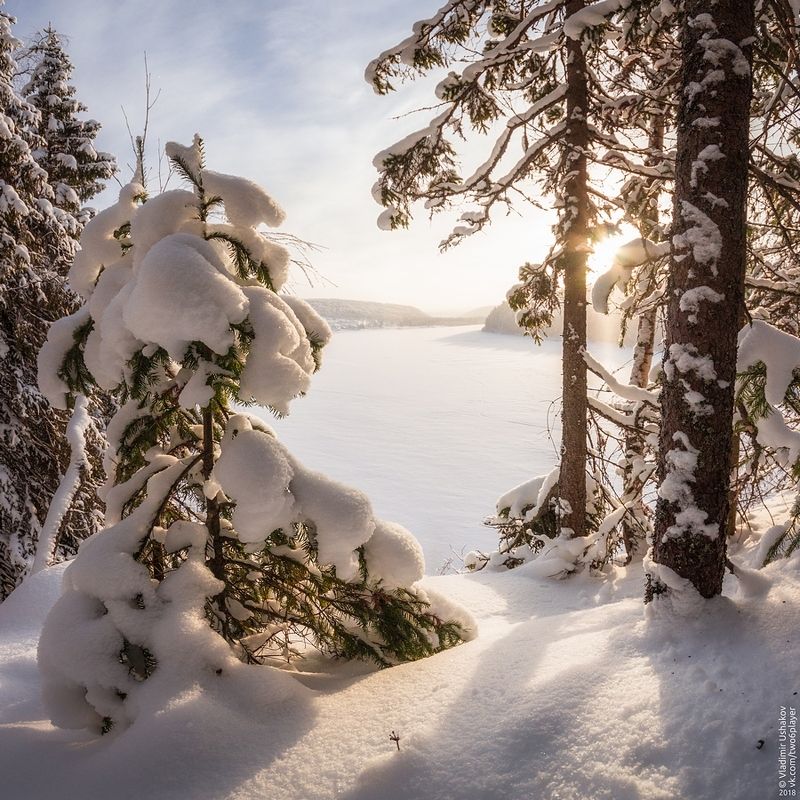 зима, снег, солнце, облака, река, вишера, скала, камень говорливый, пермский край Солнечный день фото превью