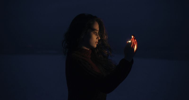 ночь, молодая модель, волосы, атмосфера, зима, холод, красный свитер, улица, ветер Олександраphoto preview