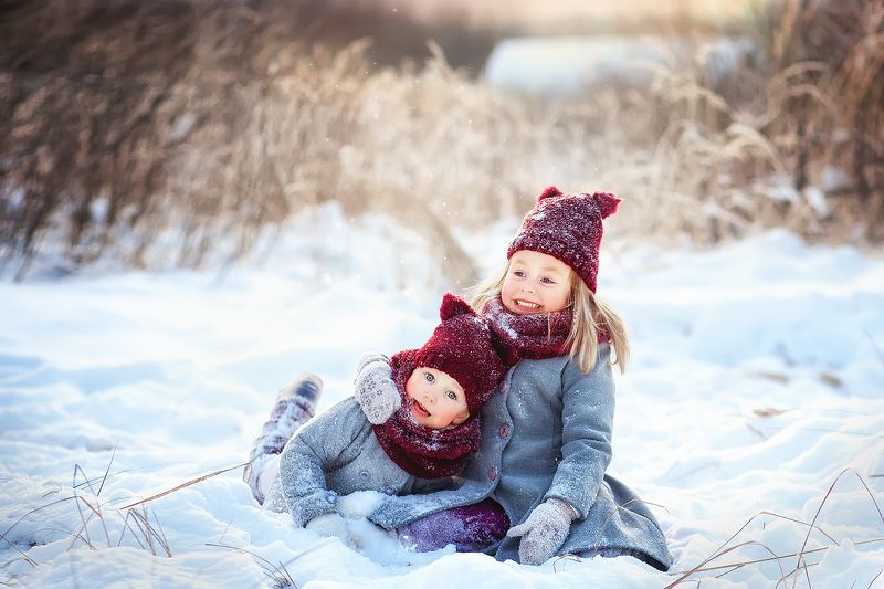 сестры, семья, дети, детство, девочки, улыбка, зима, снег, сугроб, деревня Сестренкиphoto preview